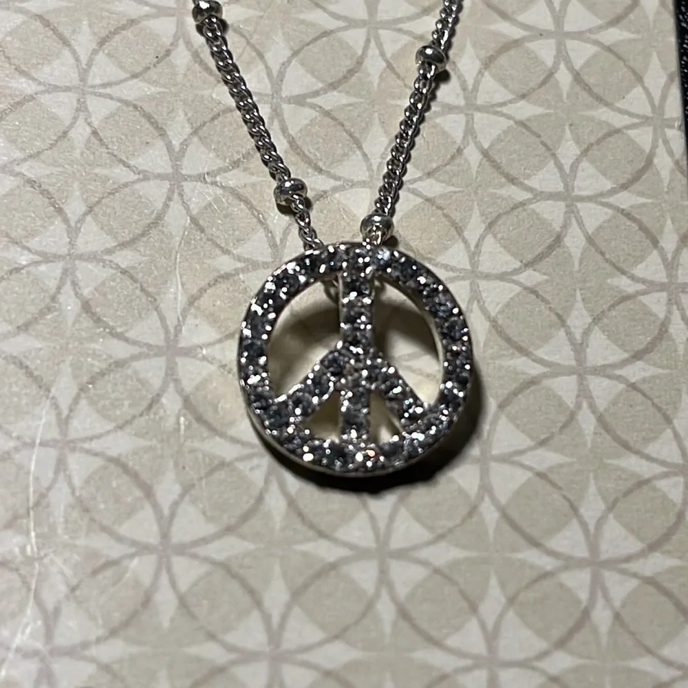NWT Fossil peace sign 18” silver tone necklace - Picture 4 of 5